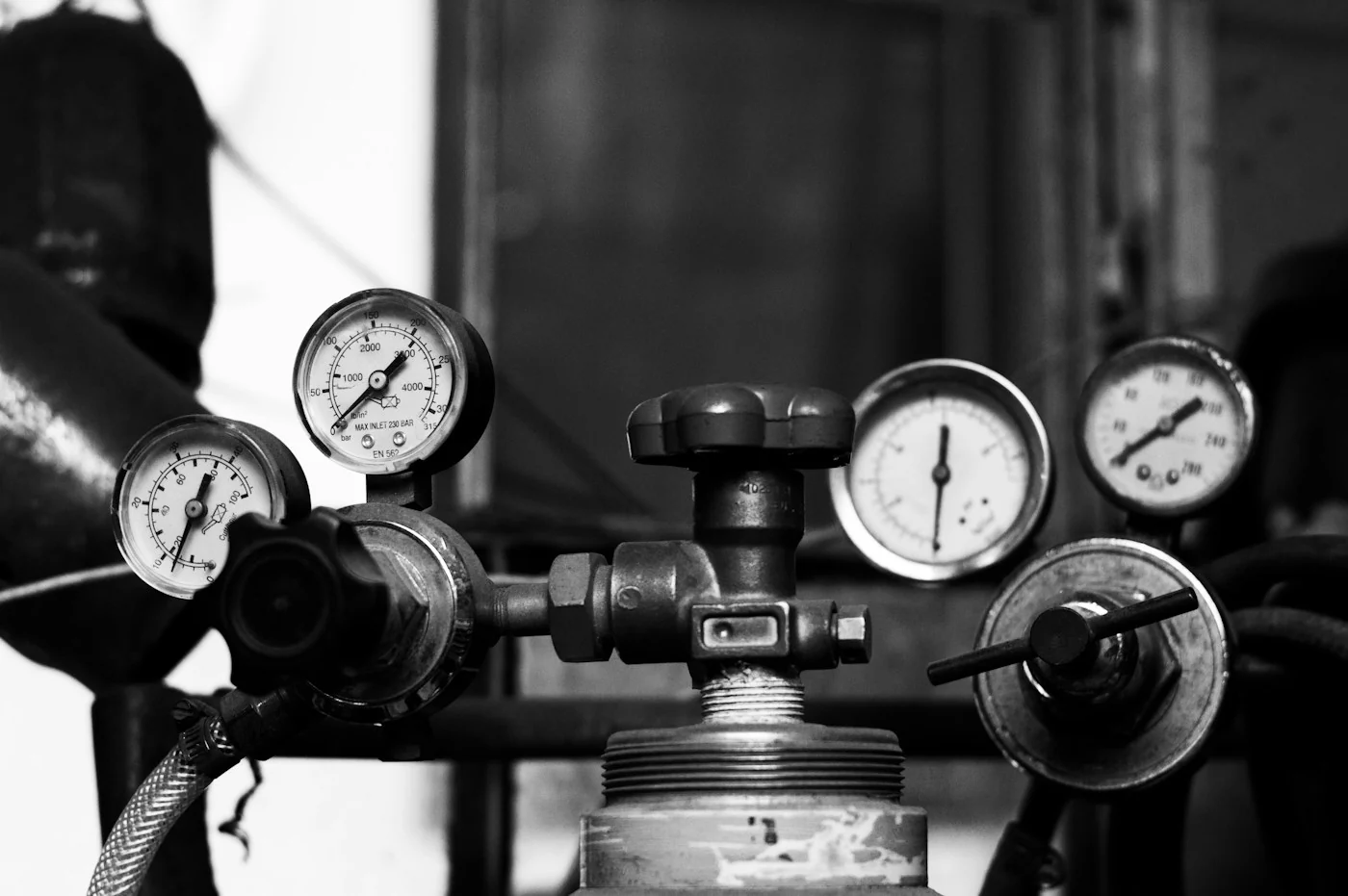 Pressure gauges, regulators and valve fittings